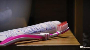 Kinder haben Angst vorm Zahnarzt - Zahnbürste mit Zahnpasta