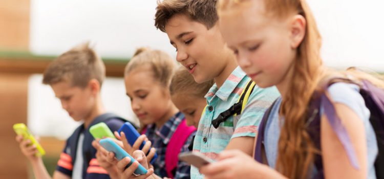 Smartphone in der Grundschule - Ab wann ist ein eigenes Handy angemessen?